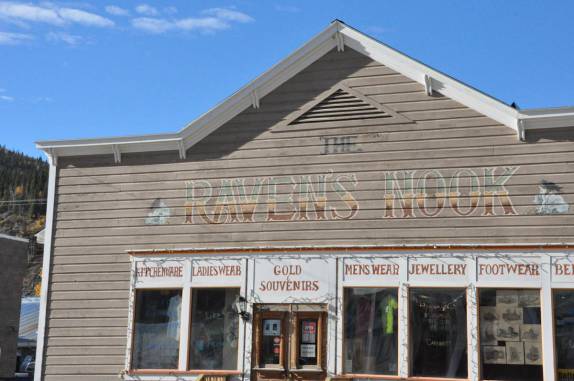 Arquitetura típica de faroeste em Dawson City, no Yukon Territory, noroeste do Canadá